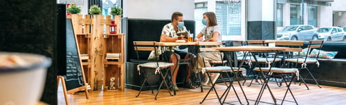 Preview: Couple with face mask having drinks in a cafe