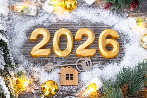 Visualização: Números dourados do Ano Novo de 2026 e chave da casa com pequena forma de casa em cinza festivo