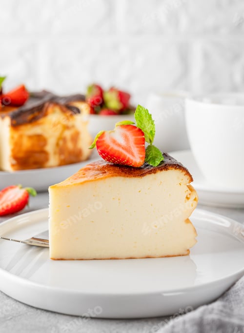 Preview: A piece of Basque burnt cheesecake or San Sebastian cheesecake with fresh strawberries