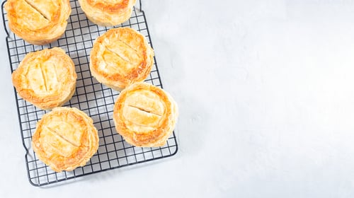 Preview: Small beef pot pies on cooling rack, horizontal, top view, copy space