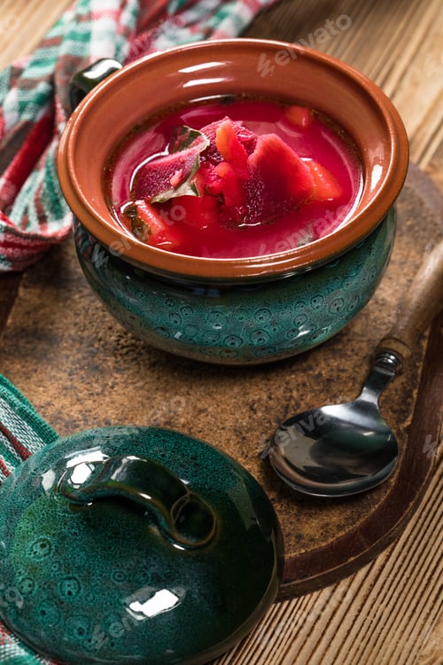 Preview: Red borscht soup in bowl.