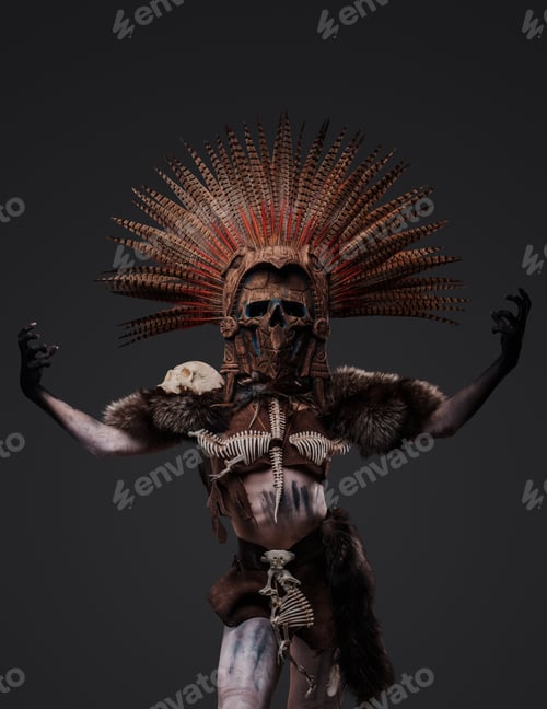 Vista previa: Potente chamán con cuerpo y tocado pintados