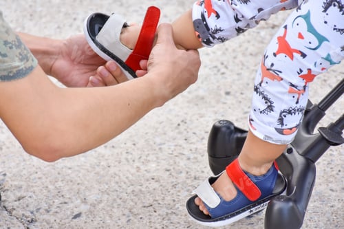 Preview: Father put on shoes to baby boy