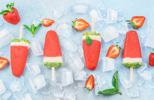 Preview: Strawberry ice cream popsicles in shape of watermelon with fresh strawberries, mint leaves