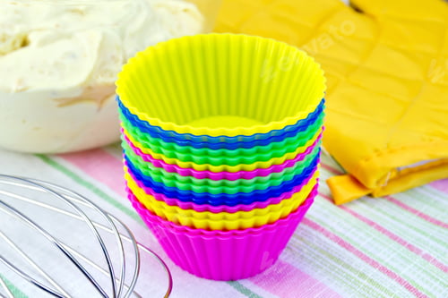 Preview: Colorful Baking Cups with Frosting and Yellow Blanket