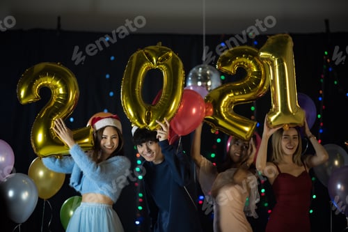 Visualização: Amigos asiáticos felizes comemorando a véspera de ano novo de 2021 - pessoas se divertindo juntas