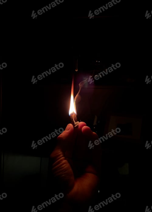 Preview: Fire, light, fire in a man's hand