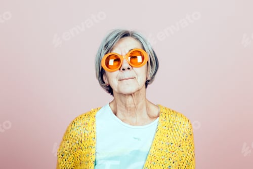 Preview: happy elderly grandma portrait with orange sunglasses - forever young lifestyles
