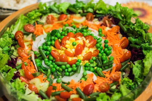 Preview: Bowl filled with fresh vegetarian salad.