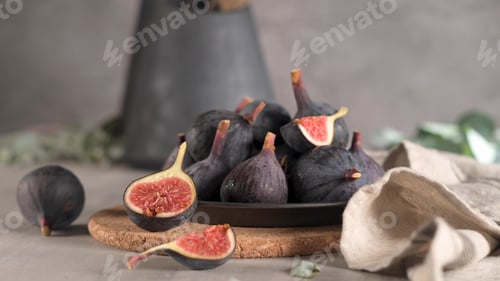 Preview: A few figs in a plate