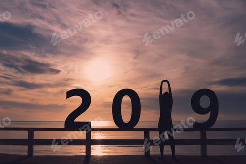 Visualização: Silhueta, exercita uma jovem mulher na praia à beira-mar, nascer do sol, céu da manhã e ano novo de 2019