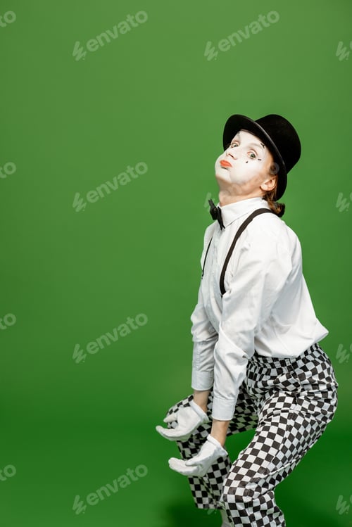 Vista previa: Pantomime on the green background