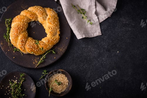 Preview: Traditional Turkish bagel simit with sesame