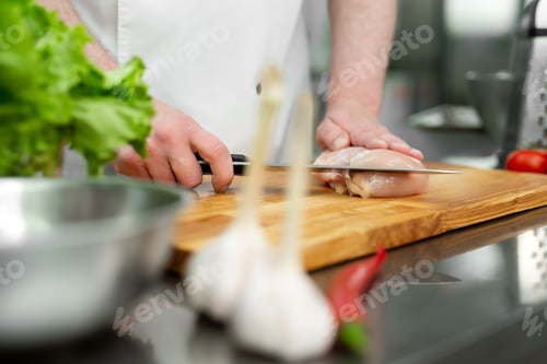 Vista previa: Pechuga de pollo cruda sobre tabla de madera. Sacrificar pechuga de pollo.