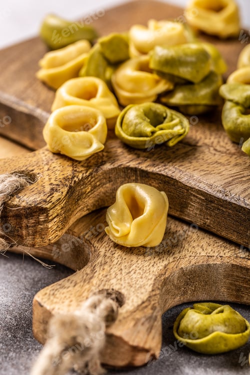 Preview: Homemade Tortellini with spinach, cheese and ricotta