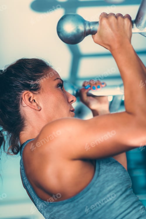 Preview: Young woman doing pull-ups