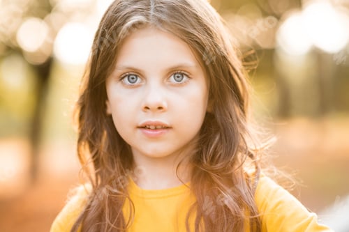 Visualização: Retrato em closeup de uma linda garotinha