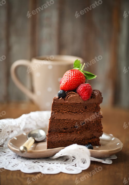 Preview: Piece of chocolate cake with icing and fresh berry