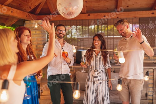 Visualização: Grupo de pessoas se divertindo na festa de aniversário