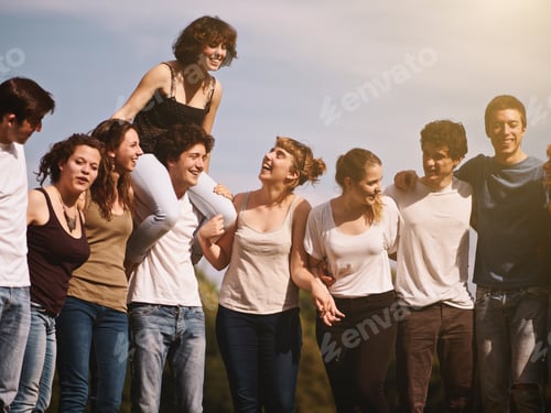 Visualização: grande grupo de amigos curtindo um dia de verão no parque, de volta às aulas