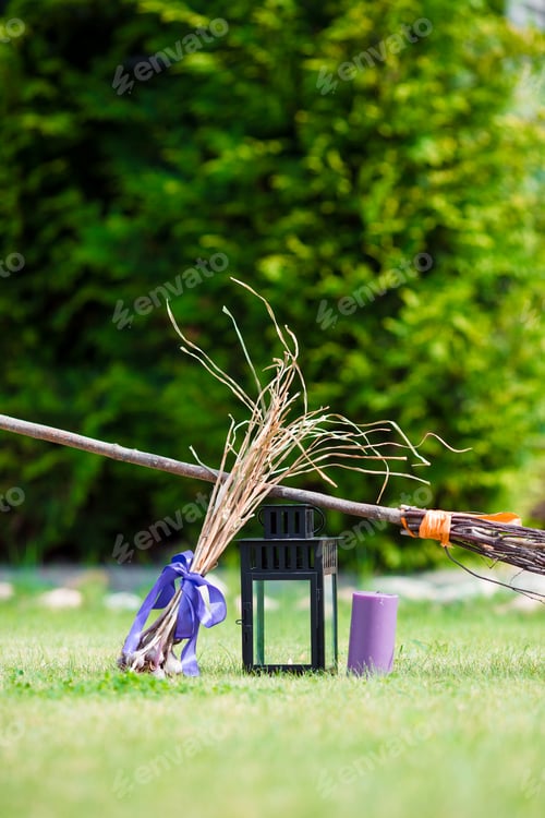 Preview: Halloween accessories: hat, broom, candle, garlic and flashlights
