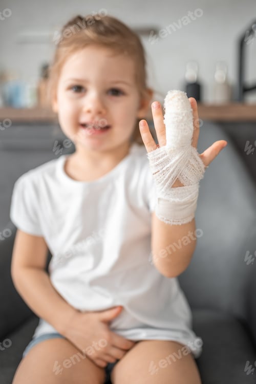 Preview: Little girl with broken finger at the doctor's appointment in the hospital