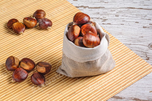 Preview: Closeup shot of fresh chestnuts in a bag