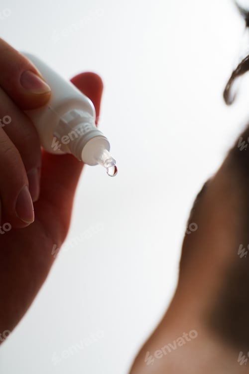Preview: Man using drops to treat eye irritation