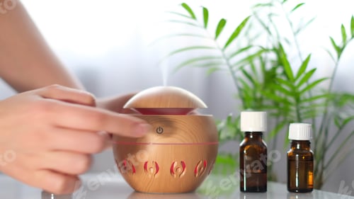 Visualização: Difusor de óleo aromático moderno na mesa branca. Conceito de spa para corpo