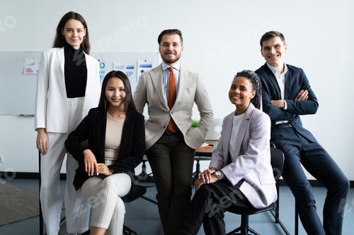 Visualização: grupo divertido de jovens funcionários no local de trabalho