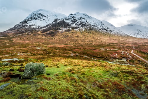 Preview: Footpath between snowy mountains