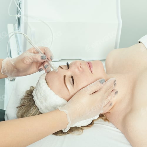 Preview: Caucasian female receiving skincare treatment in spa clinic with advanced beauty