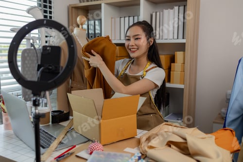 Preview: a beautiful woman fashion shop owner is live-streaming to chat