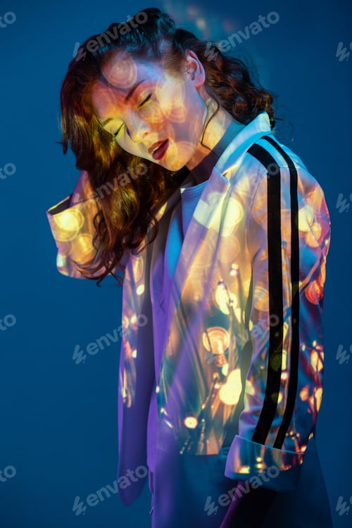 Preview: Dreamy woman in warm light