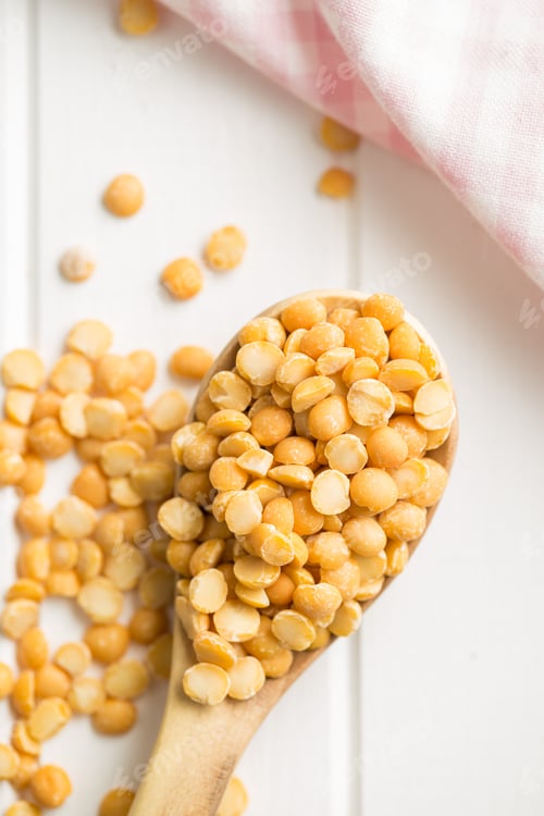 Preview: Yellow split peas in wooden bowl.