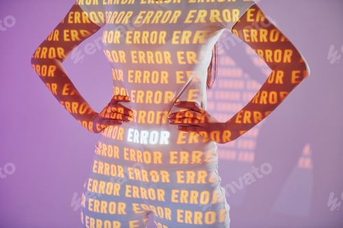 Vista previa: Error, palabra. Hermosa joven está en el proyector de luces de neón en el estudio