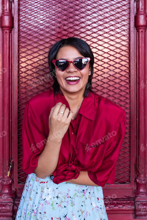 Preview: Stylish lady near burgundy wall