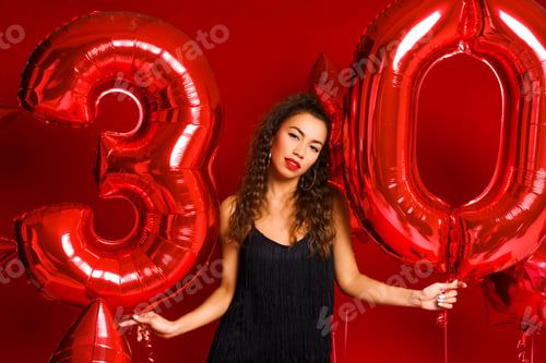 Vista previa: Portrait of happy 30 year old woman on red background