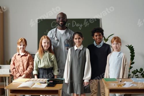 Visualização: Médico e alunos interculturais