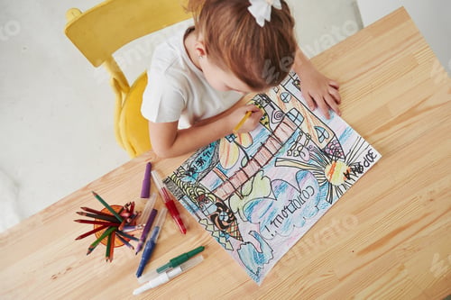 Preview: Cute little girl in art school draws her first paintings by pencils and markers