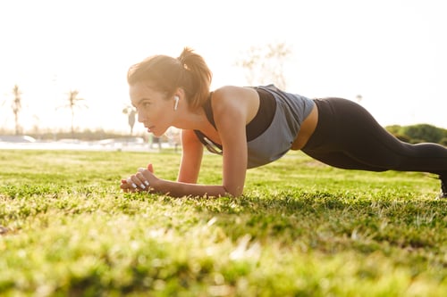 Preview: Young fitness woman make sport plank exercises