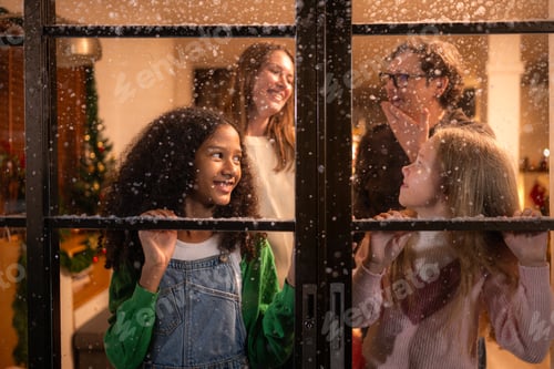 Preview: Parents and a teen girl on Christmas night with the first snowfall