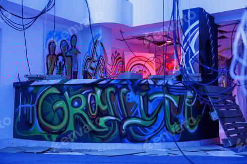 Visualização: Tinta spray nas paredes que brilham com luzes de néon roxas