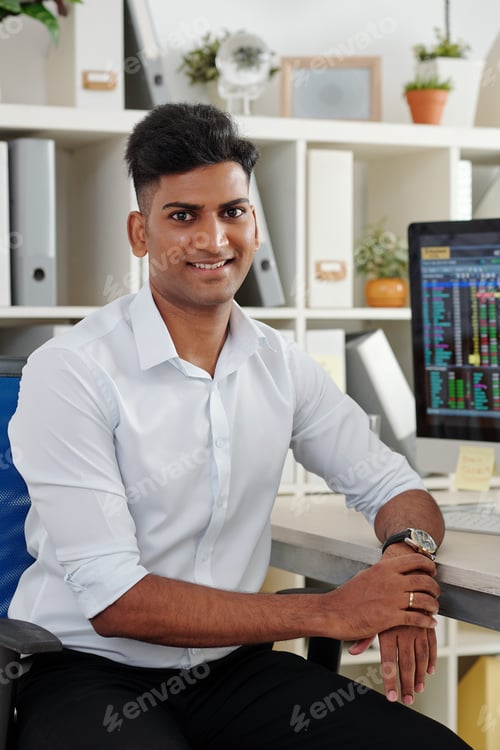 Preview: Smiling Indian trader