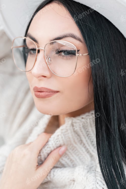 Preview: Stylish beautiful fashion woman in trendy autumn clothes with sweater and hat in the city