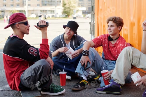 Preview: Capturing Urban Moments among Friends in Street Setting