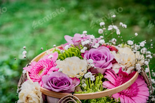 Preview: Composition featuring a purple rose and Gypsofala with blurry green background