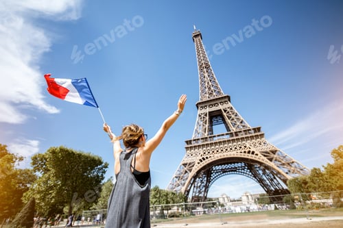 Preview: Woman traveling in Paris