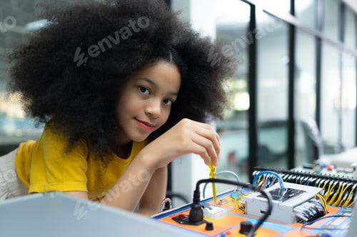 Preview: Youngsters utilizing the hand robot technology are having fun learning