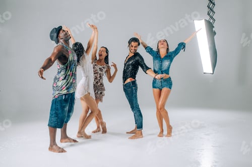 Preview: Friends under the rain